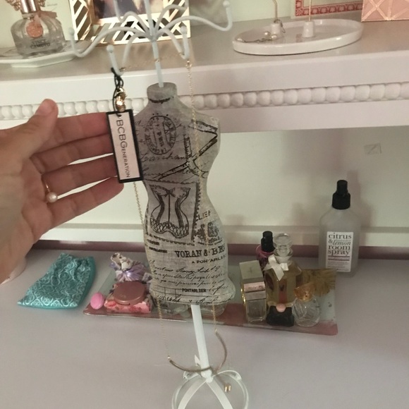 BCBGeneration Long Gold Necklace NEW WITH TAGS - Picture 3 of 3